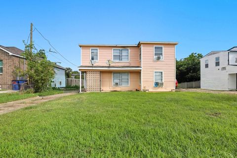 Photo of 1028 5th Avenue N, Texas City, TX 77590 (MLS # 39852026)