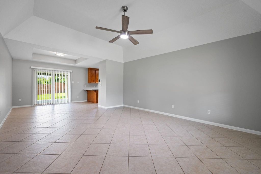 Photo of 470 W Houston Street, Highlands, TX 77562 (MLS # 27332361)