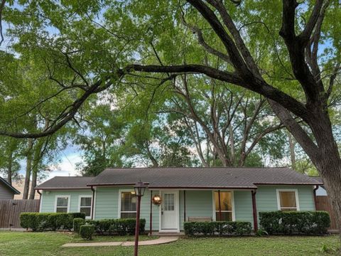 Photo of 204 Edens Avenue, League City, TX 77573 (MLS # 16325717)