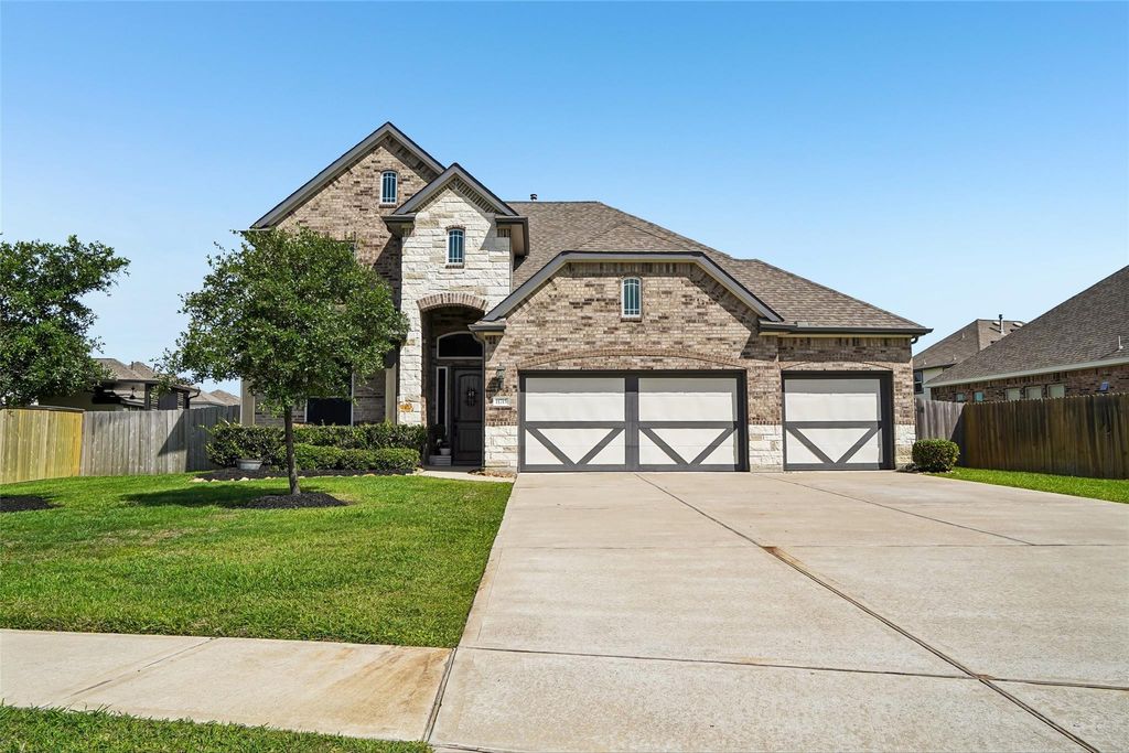 Photo of 11715 Autumn Leaf Drive, Mont Belvieu, TX 77535 (MLS # 82275226)