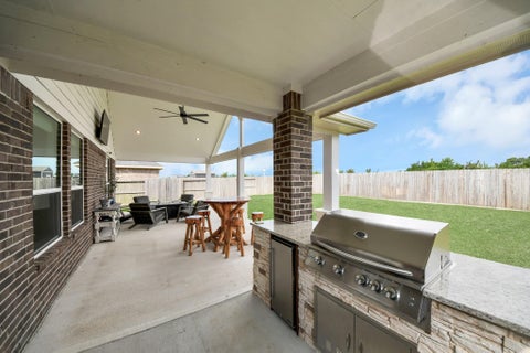 Homes For Sale - 12119 Champions Forest Drive<br/> Mont Belvieu, TX 77535