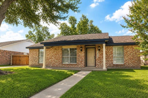 Photo of 12035 Barrett Brae Drive, Houston, TX 77072 (MLS # 92106910)