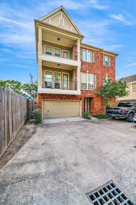 Photo of 1607 W Dallas Street #E, Houston, TX 77019 (MLS # 53643693) Photo of 1607 W Dallas Street #E, Houston, TX 77019 (MLS # 53643693)