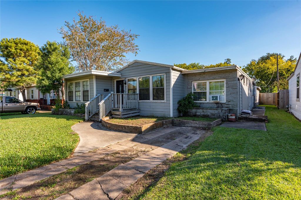 Photo of 809 12th Avenue N, Texas City, TX 77590 (MLS # 54570834)