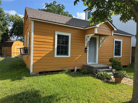 Photo of 202 Robert Lee Road, Houston, TX 77009 (MLS # 22659002)