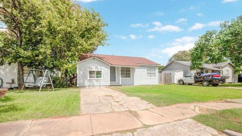 Photo of 922 W 6th Street, Freeport, TX 77541 (MLS # 70786891) Photo of 922 W 6th Street, Freeport, TX 77541 (MLS # 70786891)