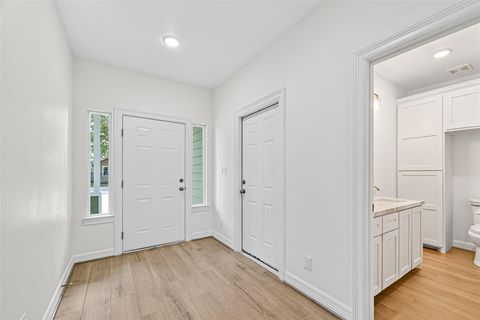 Tiny photo for 716 Zoe Street, Houston, TX 77020 (MLS # 96826217)