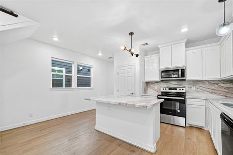 Tiny photo for 716 Zoe Street, Houston, TX 77020 (MLS # 96826217)