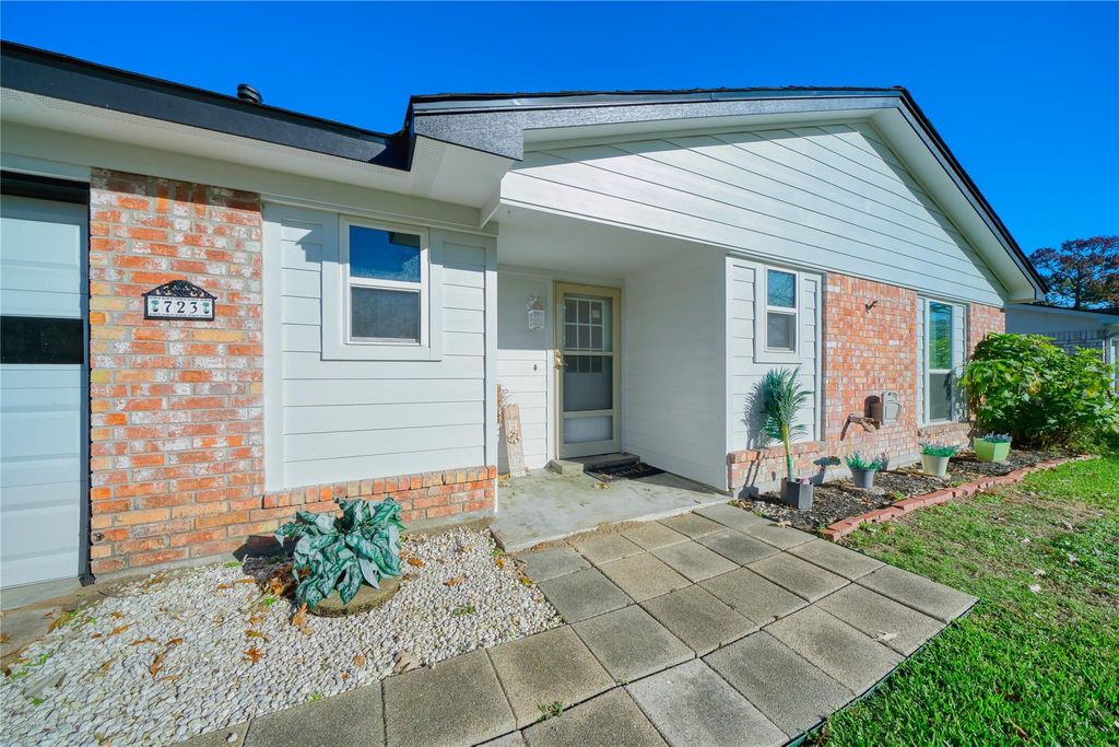 Photo of 723 Pas Trail, Houston, TX 77336 (MLS # 10301113)