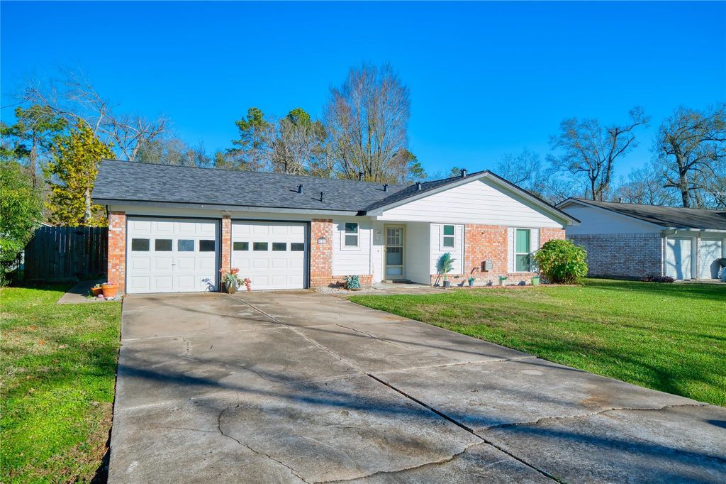 Photo of 723 Pas Trail, Houston, TX 77336 (MLS # 10301113)