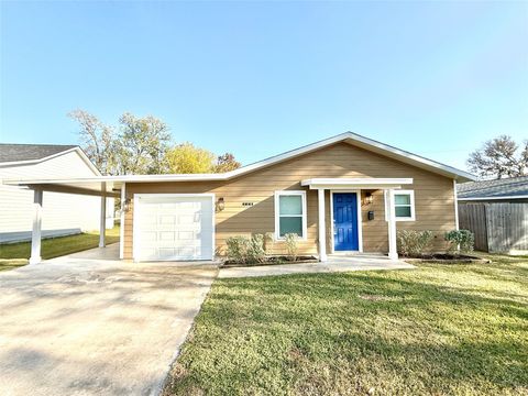 Photo of 140 Huisache Street, Lake Jackson, TX 77566 (MLS # 29266406)