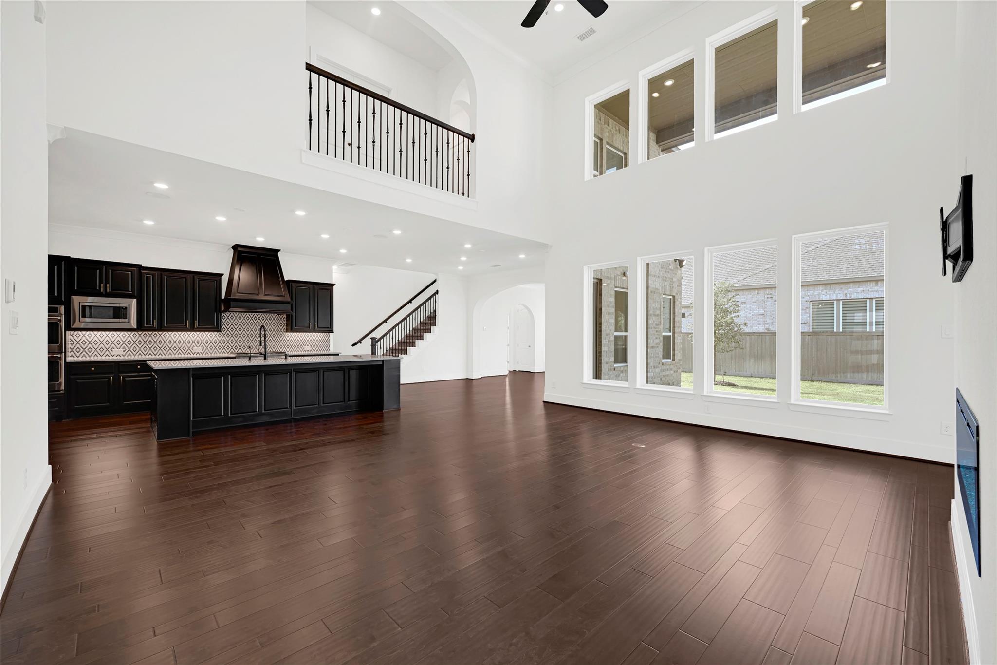 21339 Crescent Winged Drive