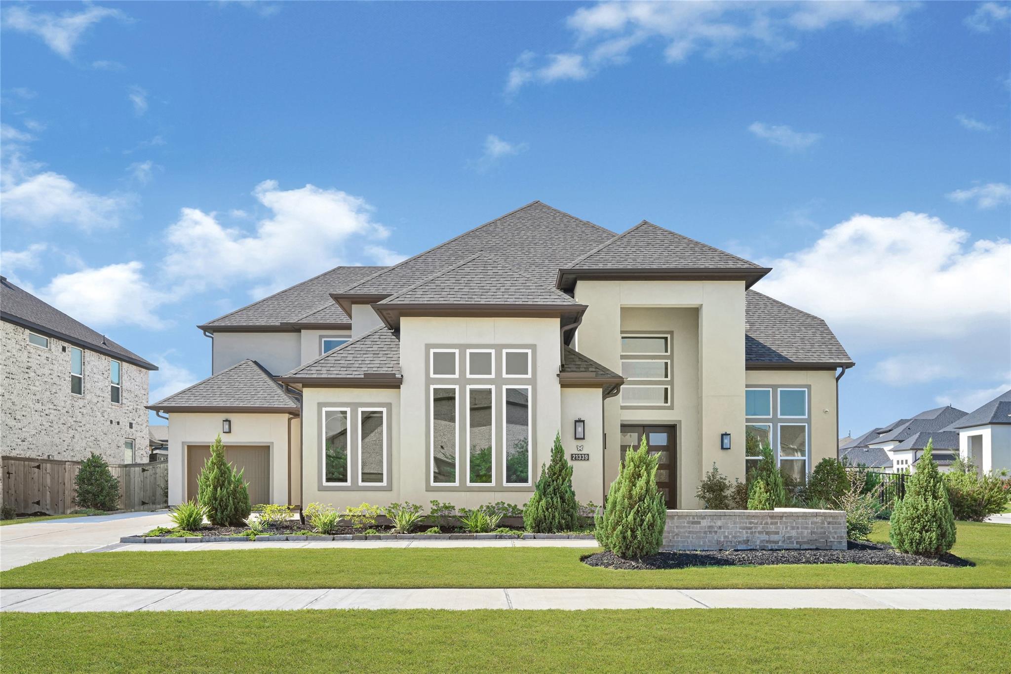 21339 Crescent Winged Drive