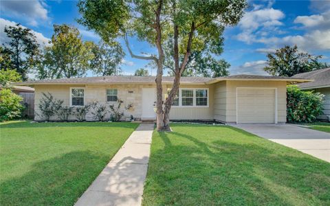 Photo of 5329 Pagewood Lane, Houston, TX 77056 (MLS # 63443214)