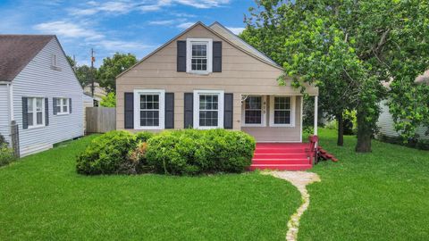 Photo of 415 10th Avenue N, Texas City, TX 77590 (MLS # 45947645)