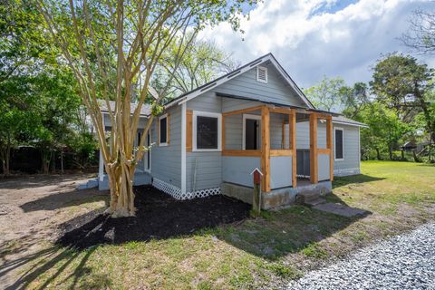 Photo of 211 W South Street, Alvin, TX 77511 (MLS # 53663857)