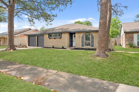 Photo of 16114 Reseda Circle, Houston, TX 77062 (MLS # 90519988)