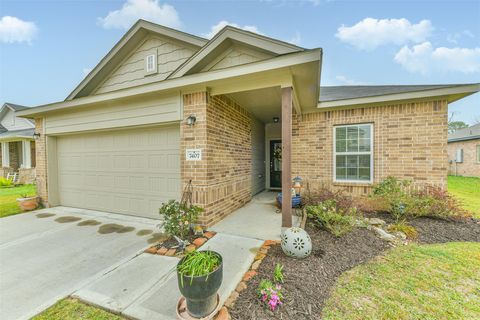 Homes For Sale - 7407 Parkview Drive<br/> Hitchcock, TX 77563