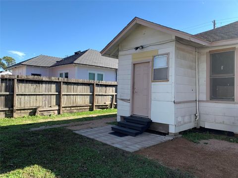 Tiny photo for 206 Cosmos Street, Houston, TX 77009 (MLS # 11631106)