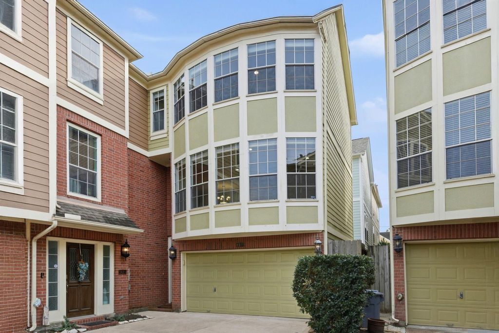 Photo of 1425 Oneil Street, Houston, TX 77019 (MLS # 25042048)