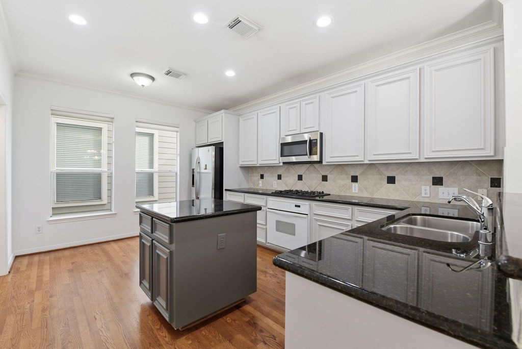 Photo of 1425 Oneil Street, Houston, TX 77019 (MLS # 25042048)