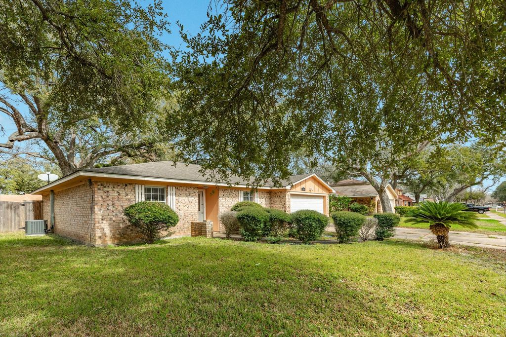 Photo of 1030 Maple Street, Clute, TX 77531 (MLS # 32994091)