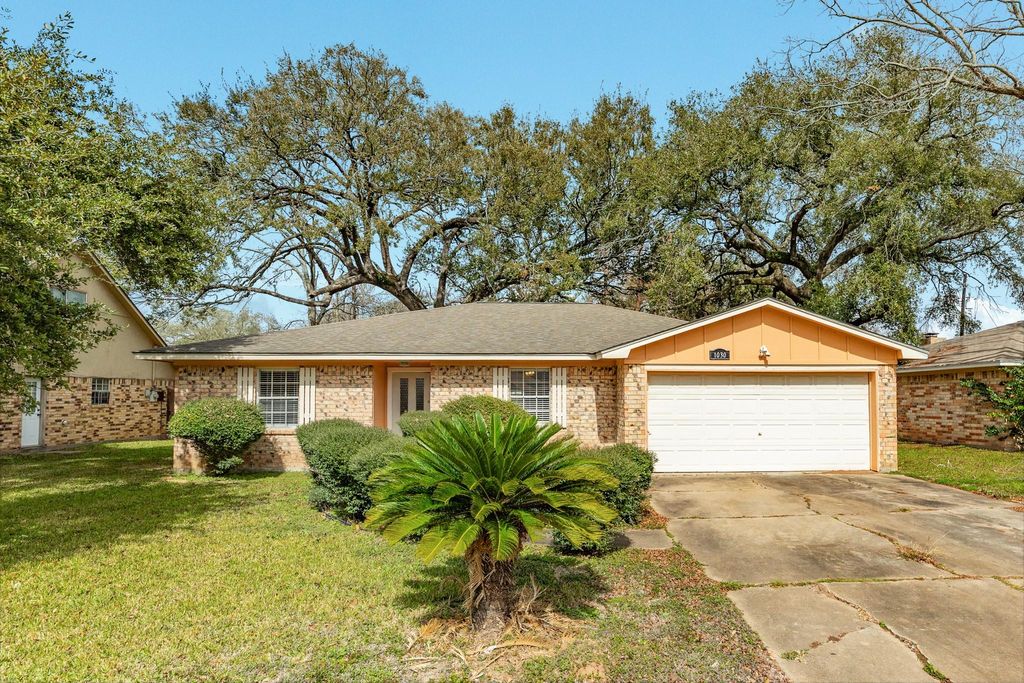 Photo of 1030 Maple Street, Clute, TX 77531 (MLS # 32994091)