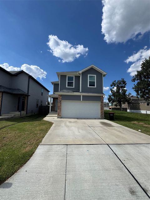 Photo of 138 Egret Canal S S, Baytown, TX 77523 (MLS # 16165968)
