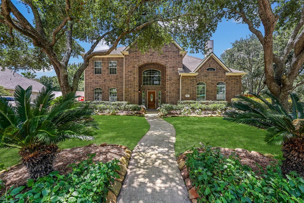 Photo of 800 W Lake Circle, Friendswood, TX 77546 (MLS # 89742849)