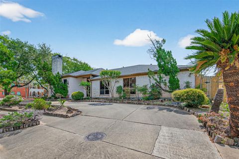 Photo of 8103 Lake Edge Court, Houston, TX 77071 (MLS # 43605827)