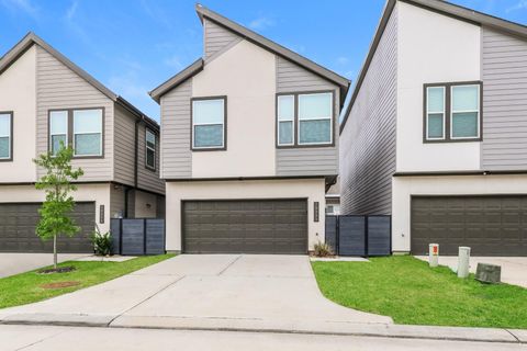 Photo of 18334 W Centro Circle, Shenandoah, TX 77385 (MLS # 13548321)