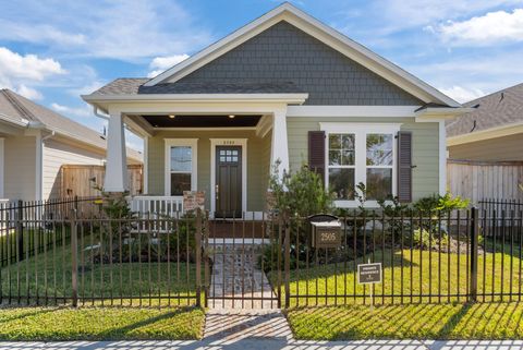 Photo of 2505 S Houston Avenue, Pearland, TX 77581 (MLS # 7694263)