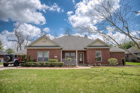 Photo of 309 Williamsburg Ave, Clute, TX 77531 (MLS # 97884106)
