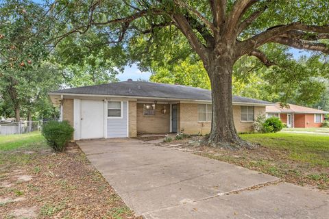 Photo of 2105 Wayside Drive, Brenham, TX 77833 (MLS # 12859714)