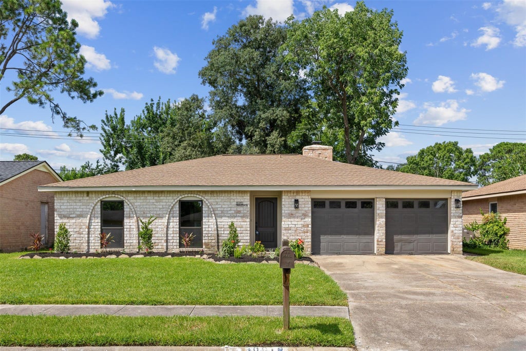 Photo of 16910 David Glen Drive, Friendswood, TX 77546 (MLS # 71803437)