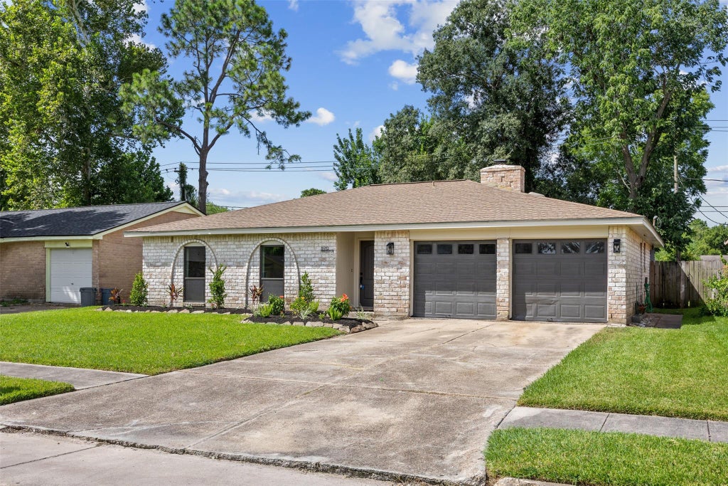 Photo of 16910 David Glen Drive, Friendswood, TX 77546 (MLS # 71803437)
