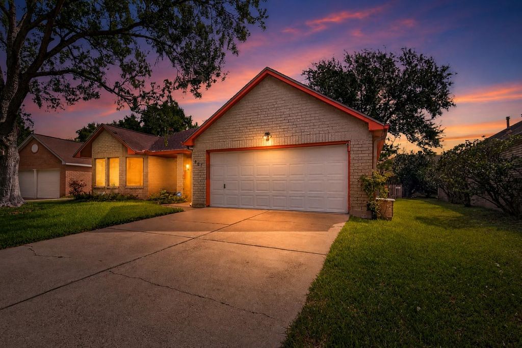 Photo of 807 Forest Oaks Lane, Pearland, TX 77584 (MLS # 4766273)