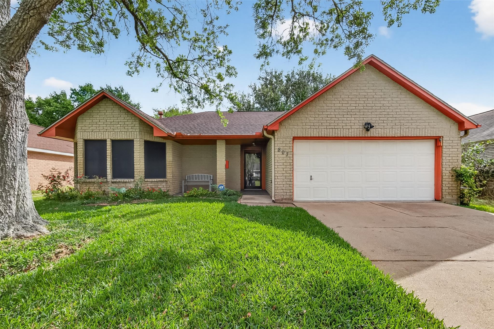 807 Forest Oaks Lane