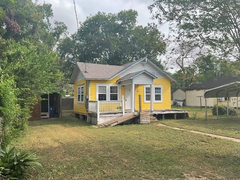Homes For Sale - 634 E Bernard Street<br/> Brazoria County, West Columbia, TX 77486