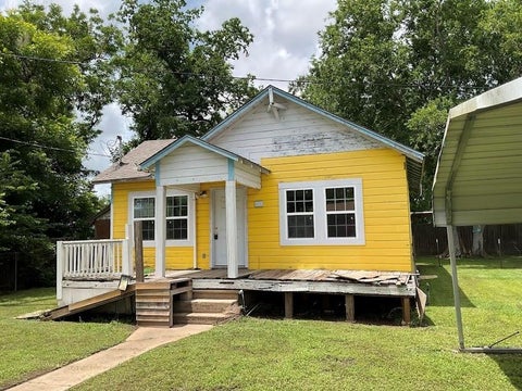 Homes For Sale - 634 E Bernard Street<br/> Brazoria County, West Columbia, TX 77486