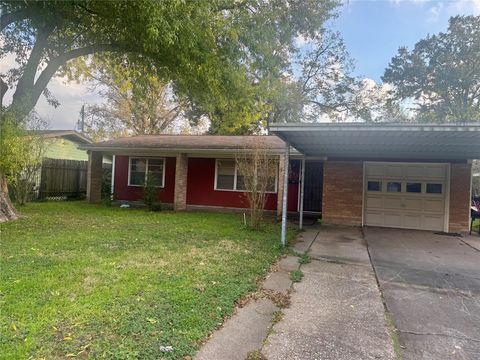 Photo of 415 Surratt Drive, Houston, TX 77091 (MLS # 30914323)