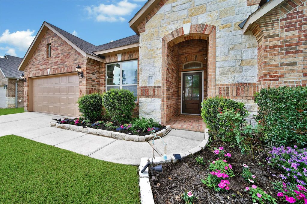 Photo of 911 River Crossing Drive, Conroe, TX 77384 (MLS # 70236659)