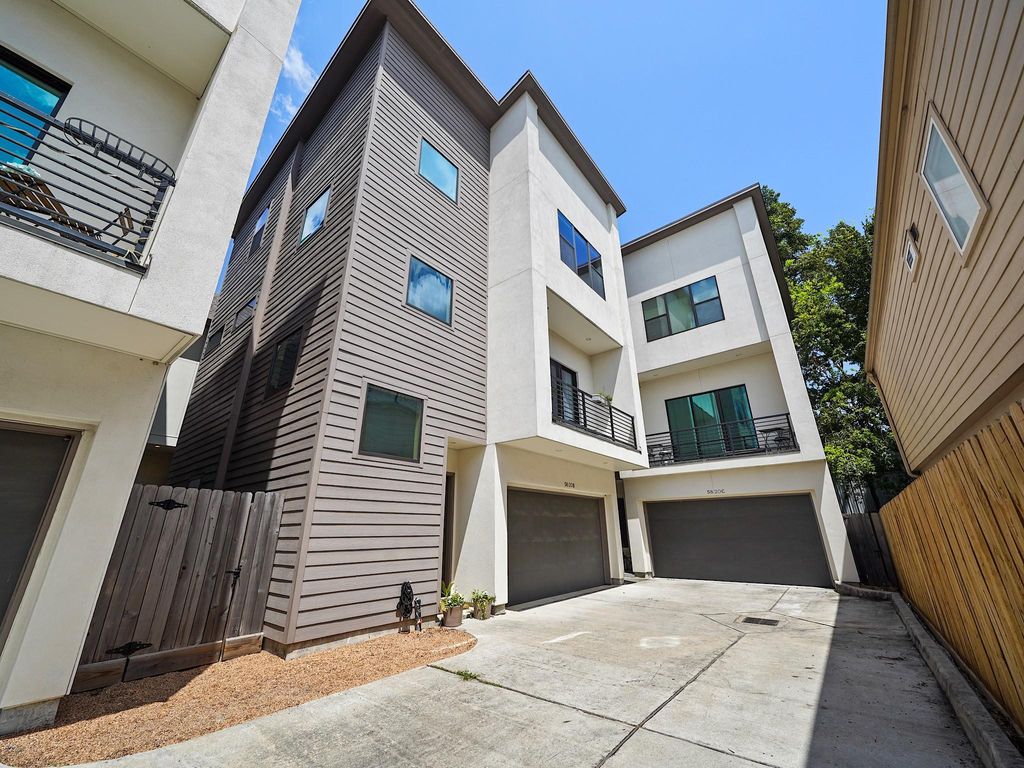 Photo of 5820 Petty Street #B, Houston, TX 77007 (MLS # 72700267)