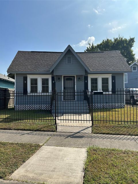 Photo of 106 N Eastwood Street, Houston, TX 77011 (MLS # 7843275)
