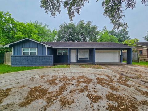 Photo of 7007 Bellaire Boulevard, Houston, TX 77074 (MLS # 54652462)