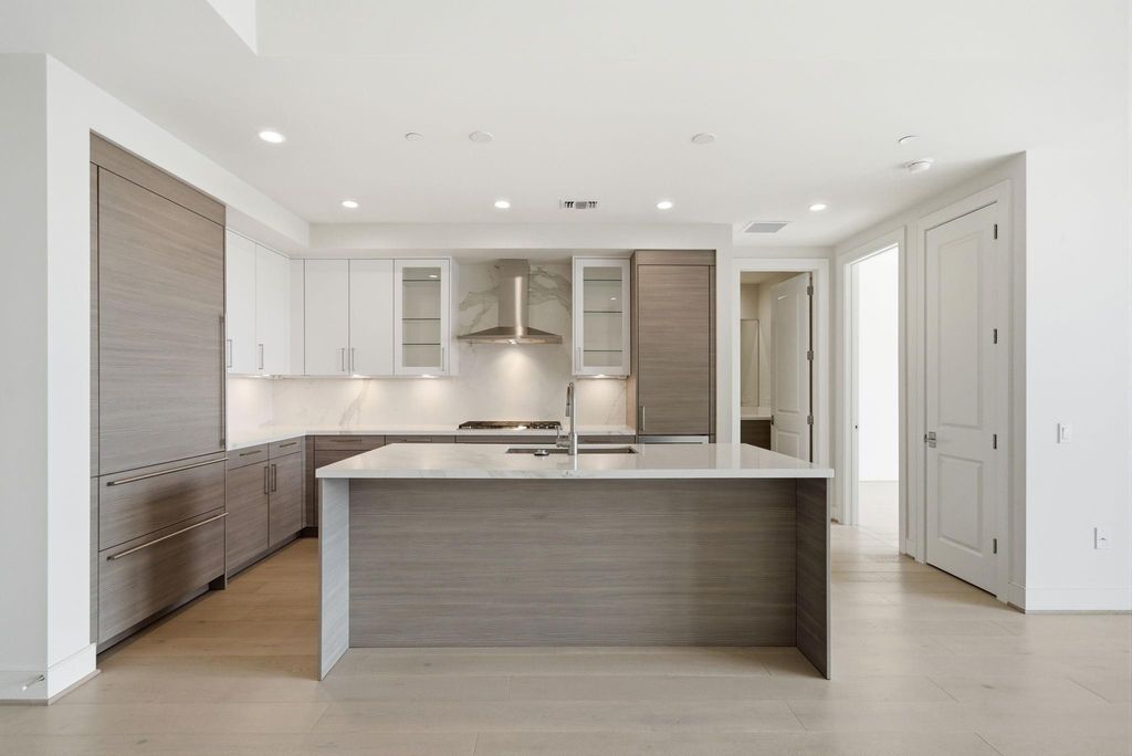 Photo of 2047 Westcreek Lane #507, Houston, TX 77027 (MLS # 94796097)