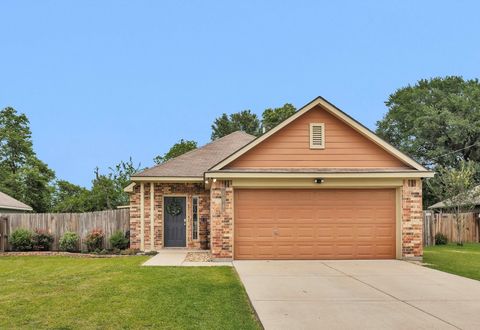 Photo of 704 Heritage Drive, Navasota, TX 77868 (MLS # 92392526)