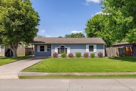 Photo of 2113 Pickerton Drive, Deer Park, TX 77536 (MLS # 76528279)