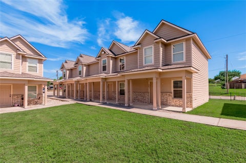 Photo of 2002 20th Street #501, Huntsville, TX 77340 (MLS # 78788501)