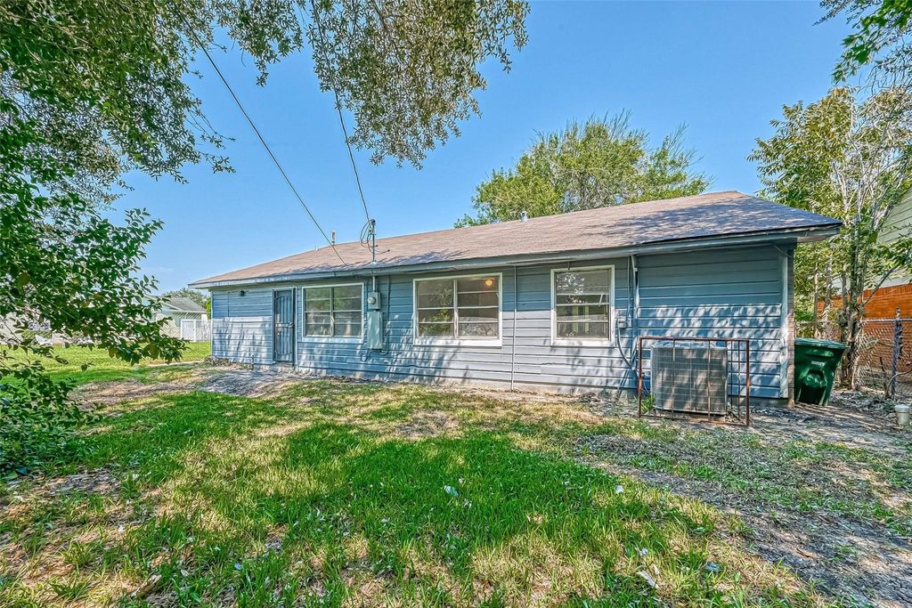 Photo of 3918 Tavenor Lane, Houston, TX 77047 (MLS # 19168597)